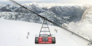 Airbnb propose de passer une nuit dans un télécabine à 2700 m à Courchevel Annonce Airbnb, Courchevel, téléphérique, nuit, jeu