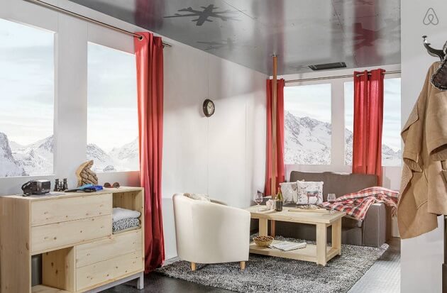 Annonce Airbnb, Courchevel, téléphérique, nuit, jeu