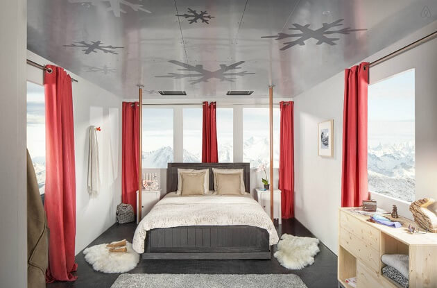 Annonce Airbnb, Courchevel, téléphérique, nuit, jeu