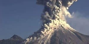 Vidéo: la violente explosion du volcan Colima au Mexique Eruption volcan Colima janvier
