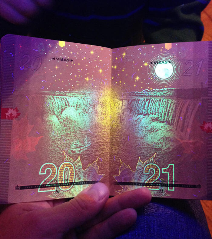 Passeport canadien images lumière ultraviolet