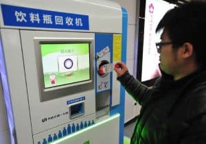 A Pékin, les usagers du métro peuvent payer leur ticket avec des bouteilles en plastique Recyclage pastique, Pékin, distributeur