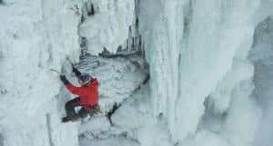 Vidéo: il escalade les Chutes du Niagara gelées pour la première fois Will Gadd, Chute du Niagara, gelées