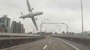 Vidéo: une caméra capture le crash du vol TransAsia à Taïpei Crash, avion, Transasia, Taipei, Taiwan