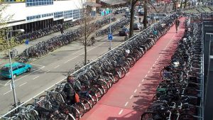 La ville d’Amsterdam manque d’espace pour garer ses vélos Parking vélos, Amsterdam