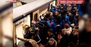 Metro Moscou, femme âgée sauvée