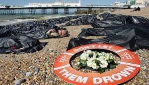 Amnesty dépose 200 sacs mortuaires sur une plage anglaise Sacs mortuaires, migrants, plage, Brighton