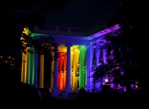 La Maison Blanche éclairée d’un arc-en-ciel pour célébrer la décision de la cour suprême arc-en-ciel-maison-blanche