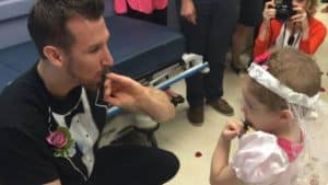 Une fillette de 4 ans atteinte d’un cancer se marie à l’hôpital avec un infirmier abby2