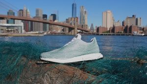 Adidas fabrique des baskets avec des déchets plastiques de l’océan Baskets Adidas, recyclées plastique, filets