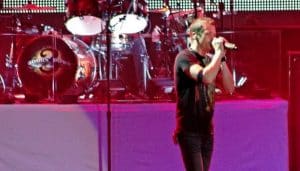 Vidéo: un chanteur arrête un concert pour sortir un homme violent avec une femme Brad Arnold, 3 Doors Down, violence femme