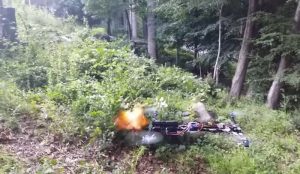 Vidéo: un drone tire des balles avec un pistolet semi-automatique flying gun, pistolet drone