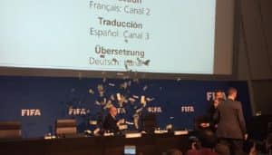 Sepp Blatter, victime d’un farceur, prend une douche de faux billets Sepp Blatter, Lee Nelson, prank, billets, fifa
