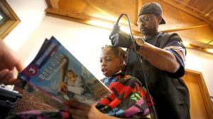 Courtney Holmes, coiffeur, coupe gratuite, enfants, lecture, livres