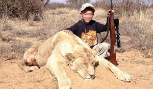 Des photos montrent des enfants posant avec leur premier lion tué enfant, lion, mort, safari