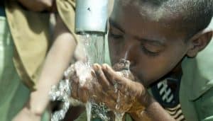 Ce livre se boit et donne accès à l’eau potable livre à boire, eau potable, Afrique