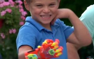 Un Français de 6 ans bénéficie d’une prothèse de main imprimée en 3D prothèse de main, imprimée en 3d, France