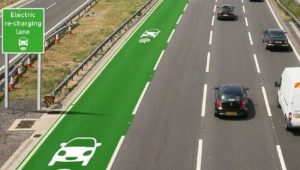 Le Royaume-Uni teste une nouvelle surface de route qui recharge les voitures électriques route, surface qui recharge les voitures électriques en Angleterre