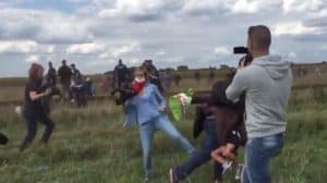 Hongrie: une camerawoman virée pour avoir volontairement fait trébucher des migrants camerawoman, Hongrie, migrants