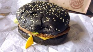 Le Whopper noir de Burger King aux Etats-Unis provoque des excréments verts Burger King, Whopper noir, Halloween, excréments verts