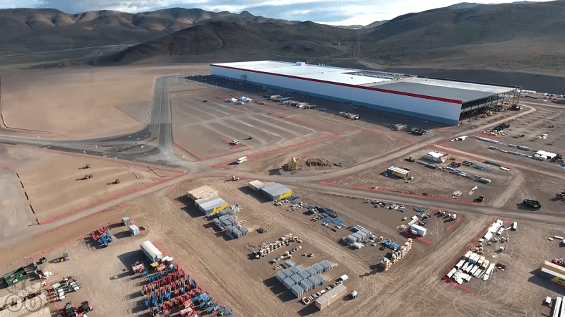 Vue aérienne de la Gigafactory de Tesla avec un drone