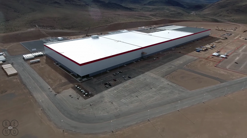 Vue aérienne de la Gigafactory de Tesla avec un drone