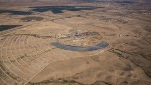 Ashalim, la plus haute tour de centrale solaire au monde prend forme en Israël