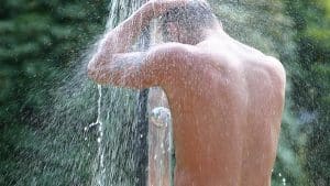 Voilà pourquoi vous devriez uriner sous la douche