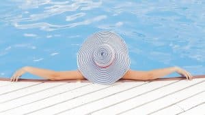 La Suède autorise les seins nus dans les piscines publiques Seins nus piscines en Suède