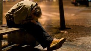 Canada : l’Ontario va verser 900€ par mois à tous ses citoyens Un sans abris qui a froid dans la nuit