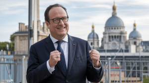 François Hollande est très critique face à la politique de son successeur François Hollande est très critique face à la politique de son successeur