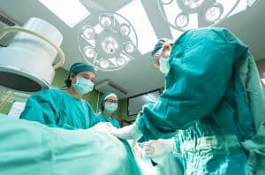 Amiens : un enfant atteint d’une scoliose grave est opéré à l’aide d’un robot