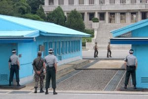 Un soldat nord-coréen parvient à s’enfuir vers la Corée du Sud criblé de balles Un soldat nord-coreen s'enfuir vers la Coree du Sud crible de balles