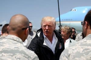 Quand une bourrasque de vent révèle la calvitie de Donald Trump