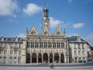 Une femme aurait été défenestrée nue par sa petite amie