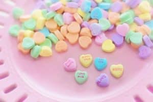 Les bonbons aux goûts de cocktails critiqués par les addictologues