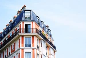 Cette mère lâche son bébé de 10 mois du 7e étage