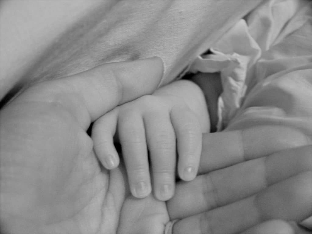 Une femme poignarde trois bébés dans une crèche
