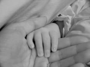 Une femme poignarde trois bébés dans une crèche