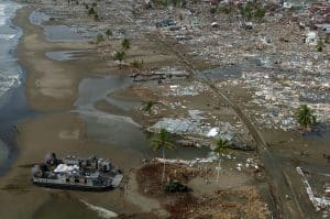 Tsunami en Indonésie : les sauveteurs fouillent les décombres pour retrouver les survivants