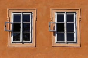 Il meurt coincé dans une fenêtre en tentant de rentrer chez lui