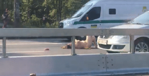 Une femme nue allongée sur l’autoroute en Ukraine