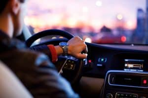 Il taillade le visage du conducteur derrière lui avec un cutter