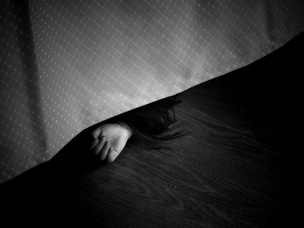 Il étrangle sa femme puis s’inflige des coups de couteau