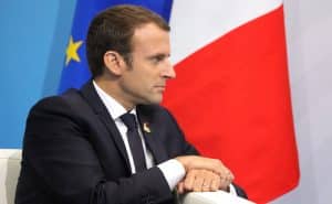 Macron promet une hausse du salaire minimum après les manifestations des gilets jaunes