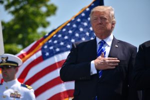 Trump s’attaque à l’immigration légale : aides sociales + résidence permanente désormais incompatibles