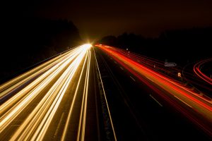 Incroyable ! Ils roulent sur un corps sur l’autoroute et ne s’en rendent pas compte