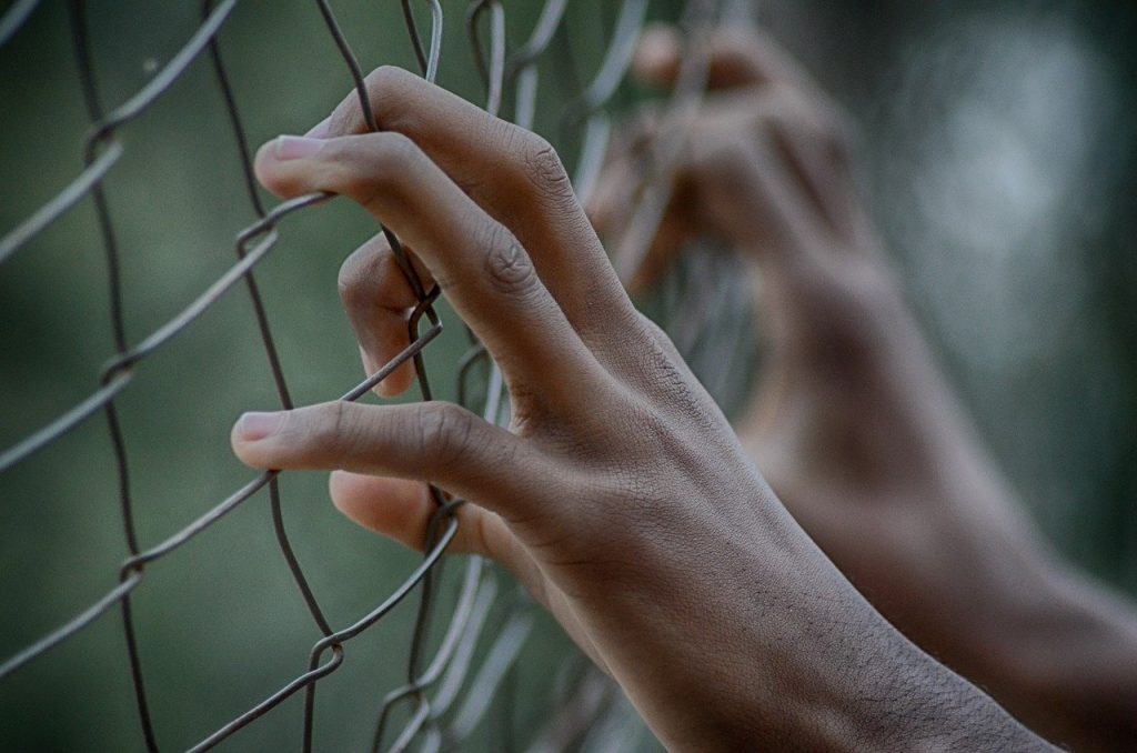 Sa grand-mère le force à aller au collège… il essaie de l’étrangler