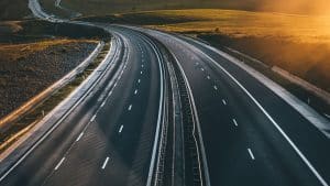 A pied et seule sur l'autoroute, une jeune femme est renversée et tuée
