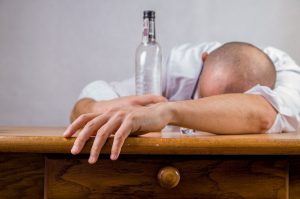 Totalement ivre, il s’empale sur une clôture